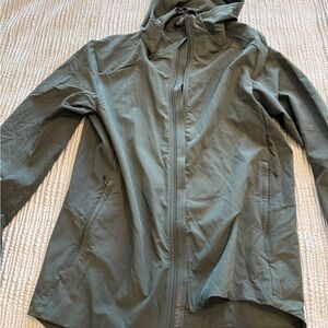 Men’s Lululemon Warp Light Hoody in Smoked Spruce Green in size Medium